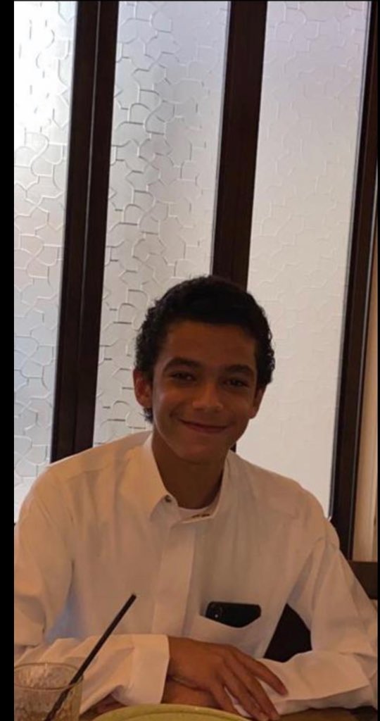 أربعة اعوام من الفقد والأيام تمر و مر فراقك لا يمر ها قد مرت رابع سنه على وفاتك وكانها بالأمس اللهم اجعل ذلك الوجه المنير في اعلى مراتب النعيم. رحم الله روحاً لو فنت الدنيا ما أتت بمثله🤍