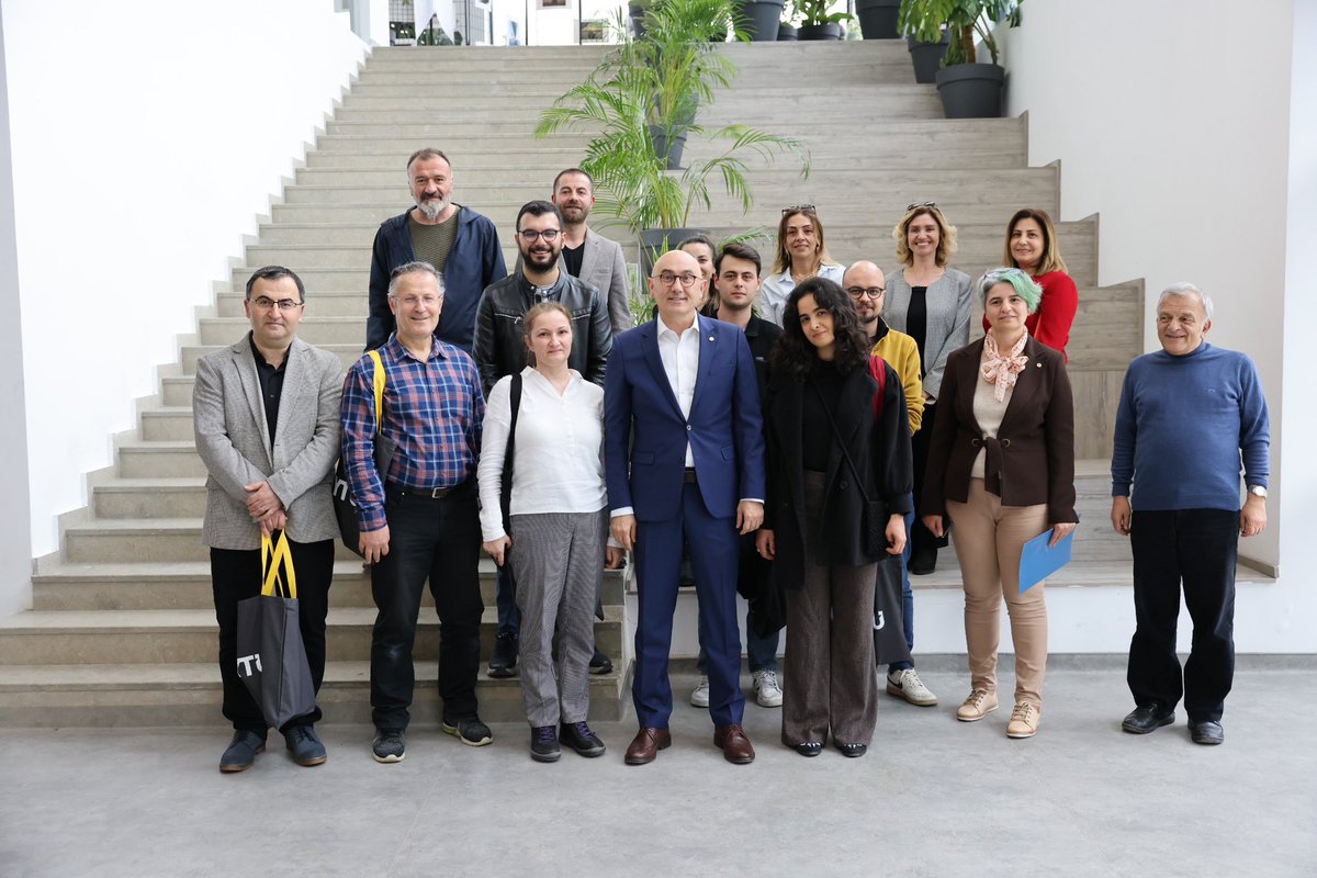 Yıldız Teknik Üniversitesi'nde kütüphaneler sadece kitapların saklandığı yerler değil; yeni fikirlerin, keşiflerin ve ilhamın doğduğu yaşayan laboratuvarlardır. #KütüphaneHaftası'nda, bilginin ve öğrenmenin kalbi olan bu kaynağımızın değerini tekrar anar ve bu kıymetli mirası…