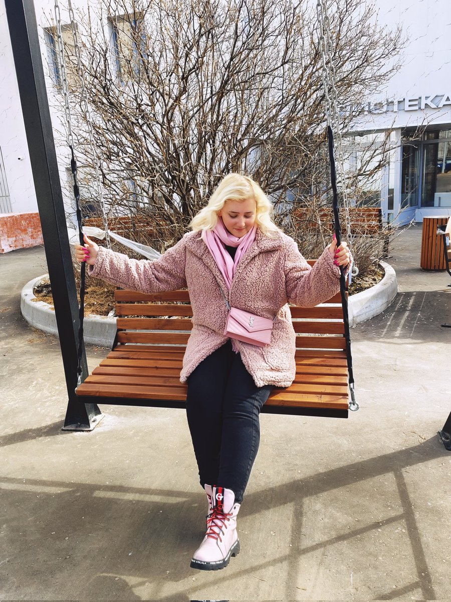 Раненое сердце,
Острые стрелы,
Черные кони,
Ночи без сна
Там за холмами
Солнце запело
Сделаешь шаг -
За тобою весна ©