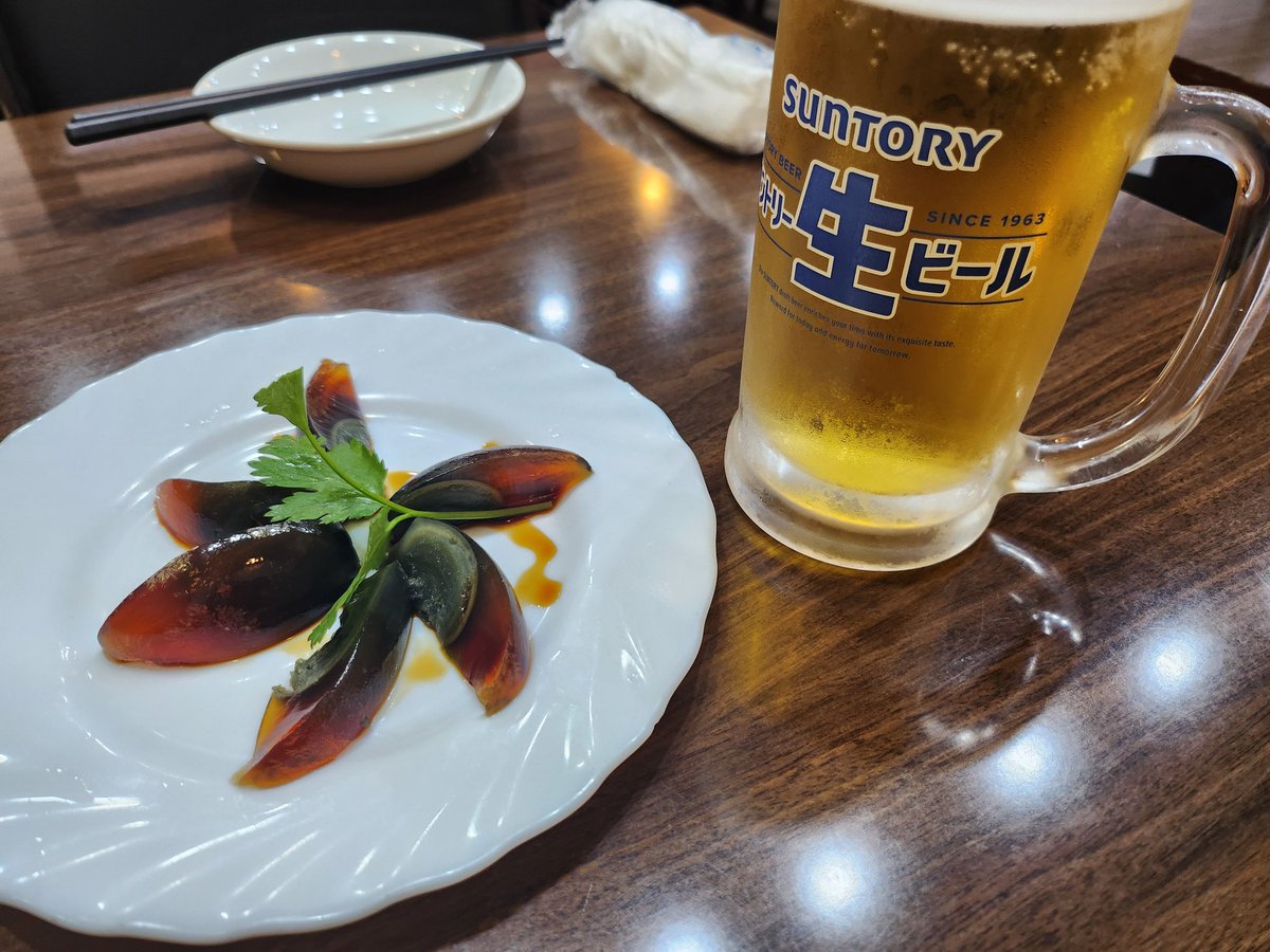 endobuming's tweet photo. うむ。
ひとりできたのに向かいにお箸と取り皿置かれたけど！
ビールとピータンは美味しいな https://t.co/auolnaPonR