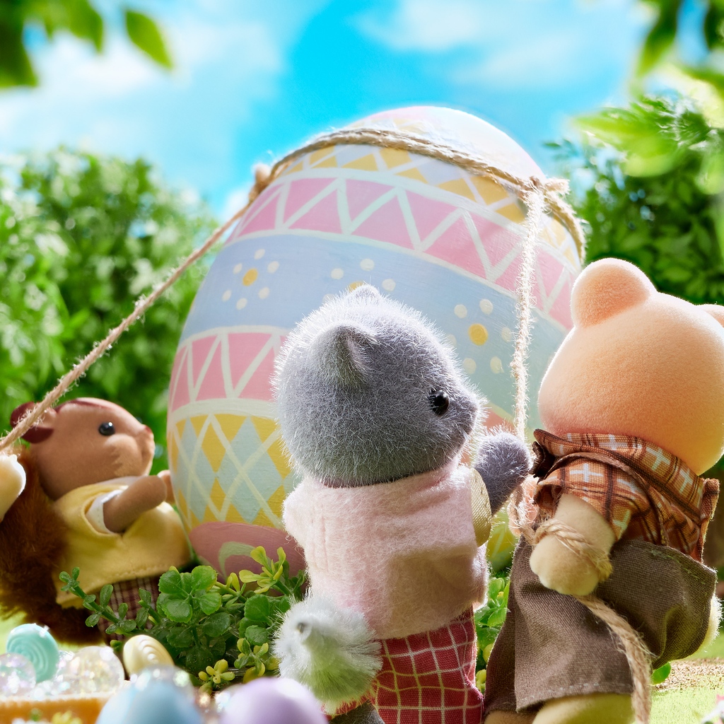 Heave-ho! Have you ever seen such a big Easter egg? 🥚 #sylvanianfamilies #sylvanianfamily #sylvanian #calicocritters #calico #dollhouse #miniature #kawaii #cute #easter #easteregg