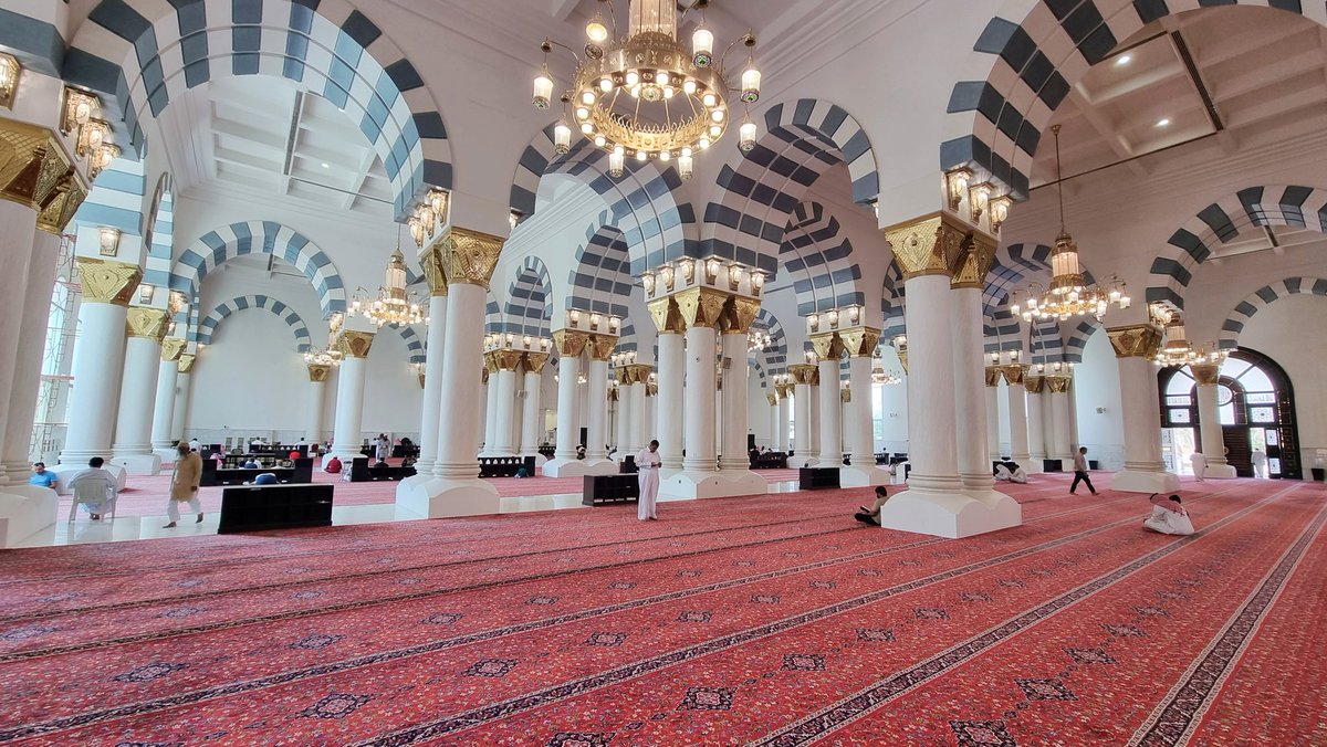 قال إمام مسجدنا في خطبة الجمعة اليوم:

إليك بعض الواصايا حتى توفّق للاجتهاد في العشر الأخيرة وإدراك ليلة القدر:
1. الإكثار من الاستغفار: فالذنوب تقيّد المسلم عن عمل الخير.
2. الإكثار من قول "لا حول ولا قوة إلا بالله": فهي تعين المسلم وتقوّيه بإذن الله.
3. قول "لا إله إلا الله