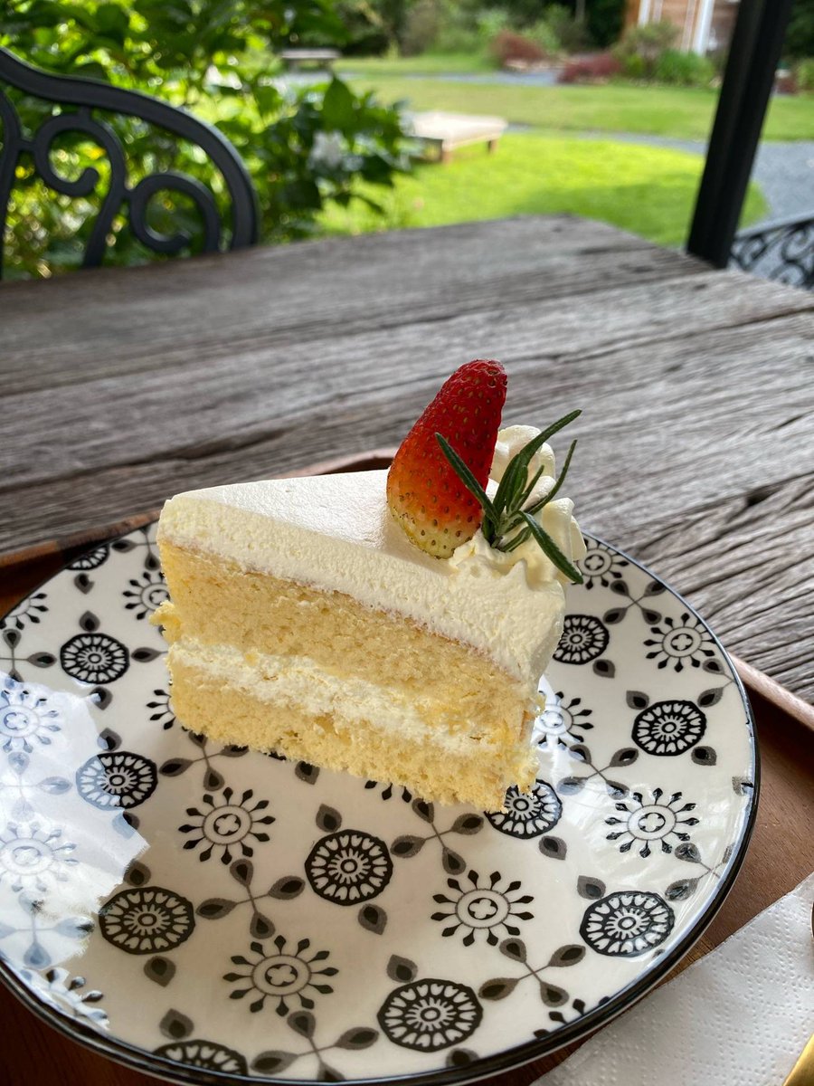Barista_TH's tweet photo. นิทานคาเฟ่ ปทุมธานี 📍

คาเฟ่บรรยากาศอบอุ่น โอบล้อมด้วยสวนสไตล์ชนบทอังกฤษ มีพื้นที่กว้างขวาง มุมถ่ายรูปเพียบ อาหาร เครื่องดื่ม เบเกอรี่ก็มีให้เลือกหลากหลาย มีทั้งอาหารไทยและอาหารตะวันตก ครบจบในร้านเดียว

⏰11.00-18.30 น.
🚗มีที่จอดรถ

@CAFETELLER 
#BaristaTH https://t.co/t40DSnbBgL