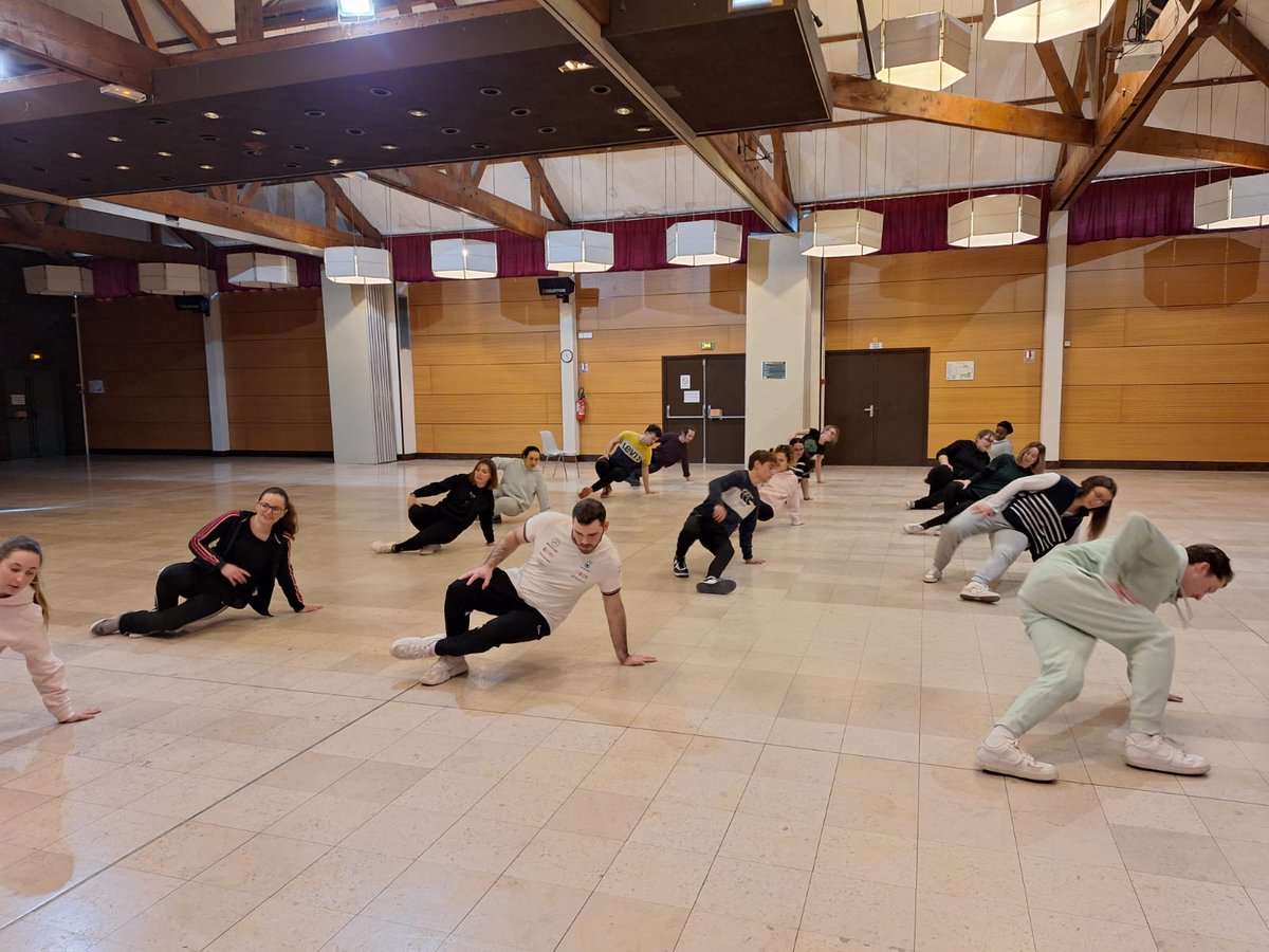 Stéphanie Monnier, professeure à l'@INSPECVL de Châteauroux et au collège d'Argenton-sur-Creuse a mis en place un atelier de danse animé par le danseur de Hip-Hop Tiboun en partenariat avec @Equinoxe36, suivi du spectacle le 12 mars avec les M2, CM2 et 5e. lanouvellerepublique.fr/indre/commune/…