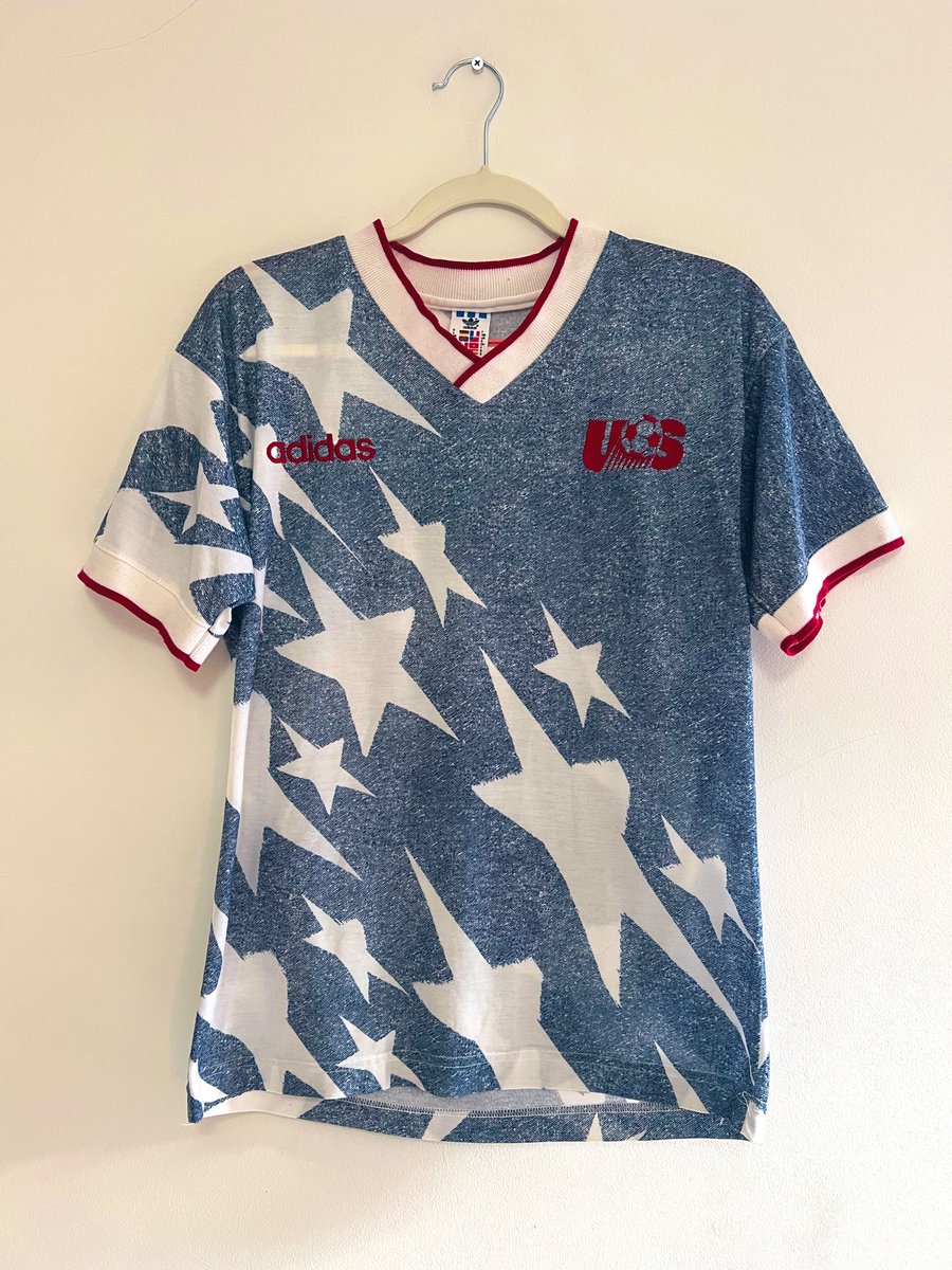 Happy birthday to the iconic USA 1994 away shirt, first worn 30 years ago this week in a friendly vs Bolivia. You can keep your Netherlands 88s and your Denmark 86s, for me this is the greatest international shirt of all time 🇺🇸⭐️