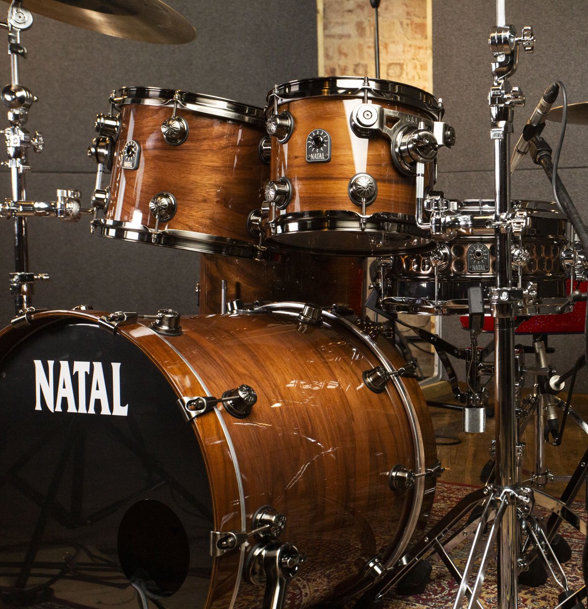 Delivering devilishly dark tone and looks, our flagship Walnut kits excel at giving you full-bodied low tones while maintaining a focused and clean sound. 😈 Learn more: marshall.com/natal-drums/pr…