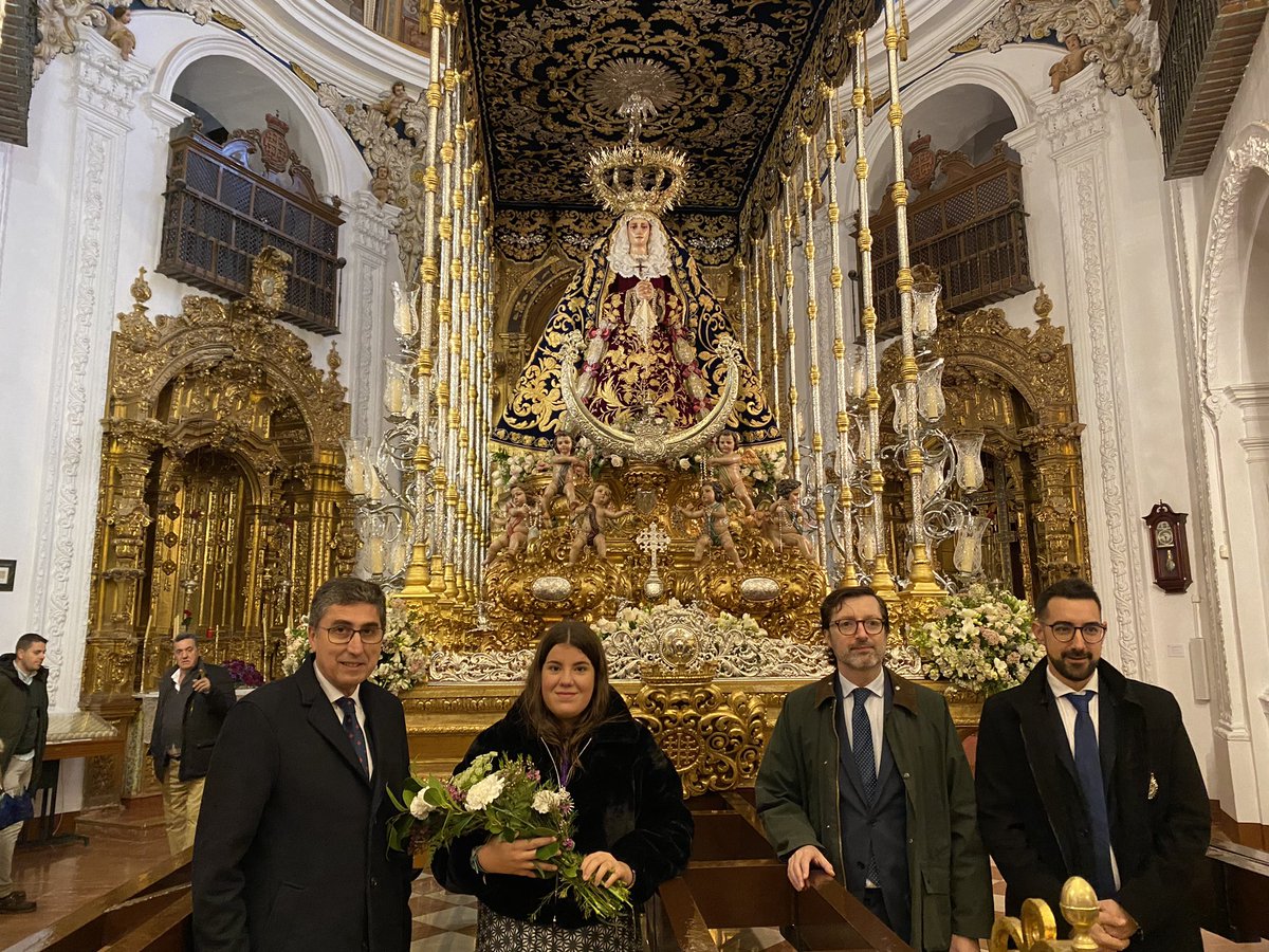 Agradecemos a @CofradiaDeAbajo y @AtqSoledad por su ofrenda floral a Nuestra Madre del Socorro. A los que deseamos, pese a la lluvia, que Nuestras Sagradas Imágenes vuelva a bendecir un nuevo Viernes Santo.