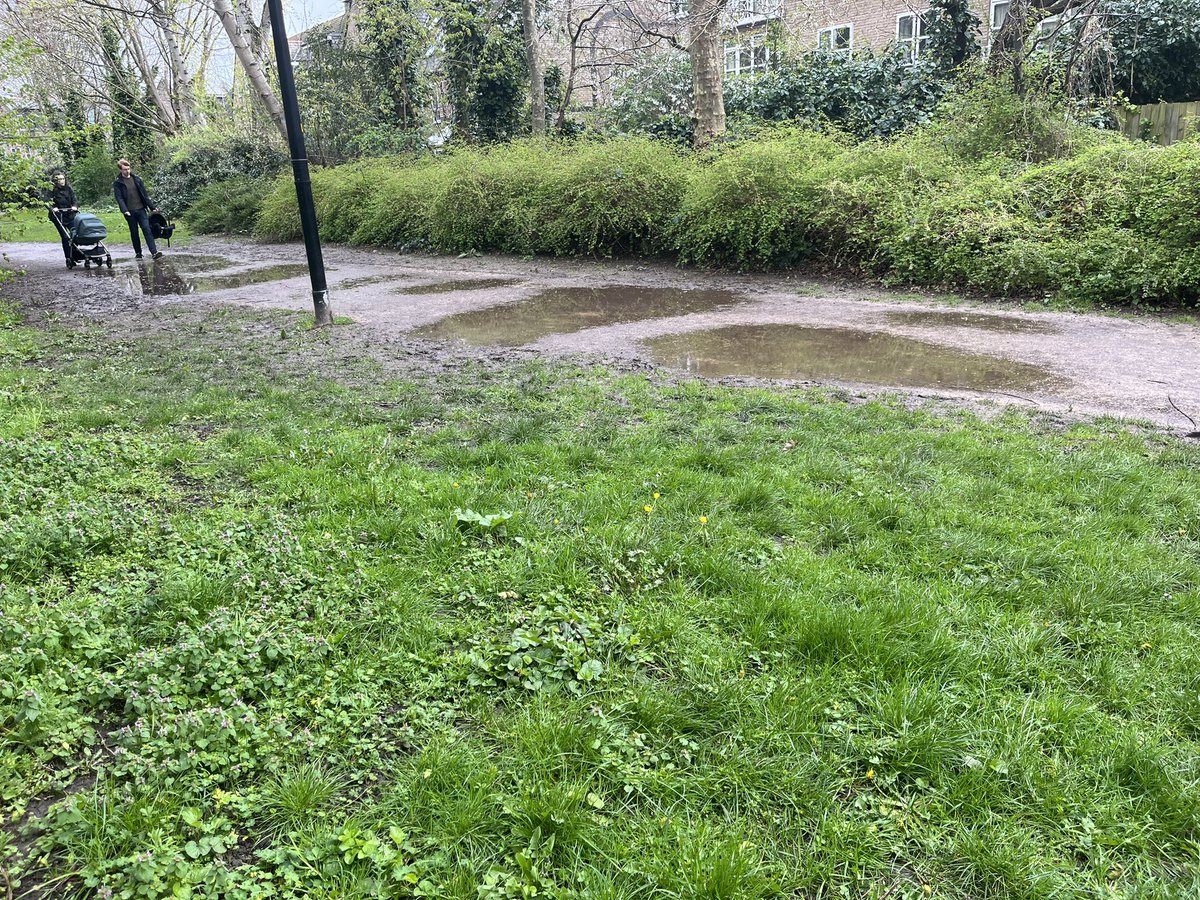 edwoods_matt's tweet photo. @BethanRoberts06 @Livingstone_RJ @steviecryan @Kath59 @coyleneil @BOSLabour Hi how are they supposed to promote the site for development and this is the walk to the station . This needs urgent attention to us residents who live here now https://t.co/HHpEcakf4l