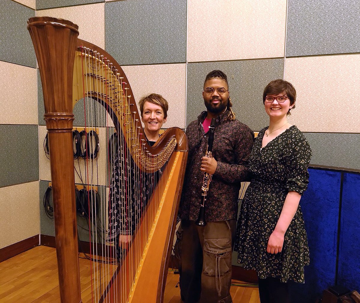Aedín @lyricmoviemusic will be joined by clarinetist @Bergique & harpist @FionaGryson for a chat and a live studio performance of selections from their new album of chamber works Dathana: Hues and Shades. Tune into #AedínintheAfternoon from 1pm today rte.ie/radio/lyricfm/…