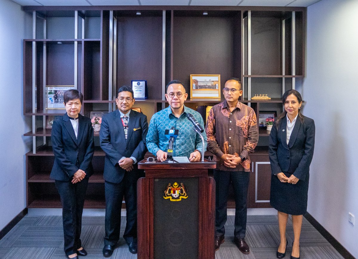 Bangga mengumumkan pelantikan 2 orang Pengerusi Mahkamah Perusahaan Malaysia (MPM) yang baru: Yang Arif Puan Chow Siew Lin dan Yang Arif Puan Pravin Kaur Jessy. Kedua2 mempunyai hampir 30 tahun dalam bidang perundangan terutama berkaitan perburuhan & perhubungan perusahaan.…