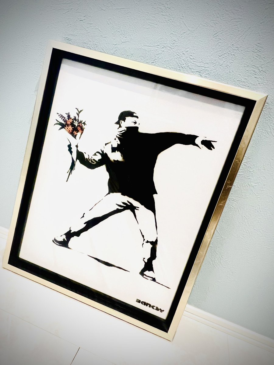 今日から始まるバンクシー展で購入💪
売り上げの一部が能登半島地震の義援金になるとの事なので、応援の意味も込めて😌
【花束を投げる男】の意味は【愛と平和の呼びかけ】🌹