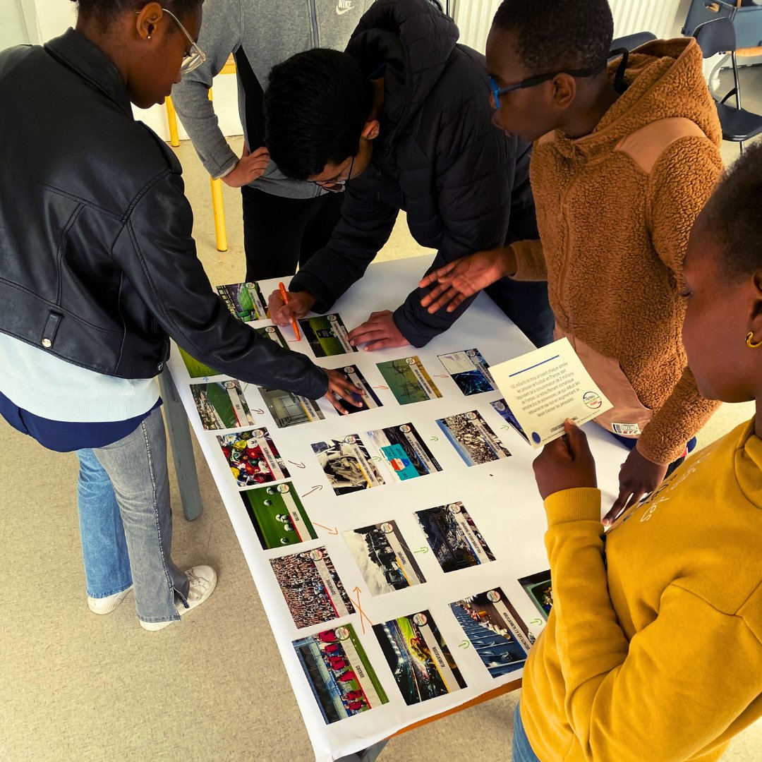 Ce mercredi, nous étions du côté de l’@Academie_Younus pour réaliser un atelier de la #FresqueEcologiqueDuFootball avec 12 jeunes de l’académie participant au programme « Un match pas comme les autres » porté par @coeur_girondins 🖍️