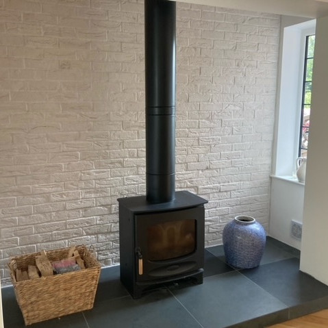 Manhattan is a brilliant way to create a feature wall. What an amazing little log burner in the living room!
#homeinspodaily #pimpupmypad #itsahomeaffair #thehomeedit #myrevampreveal #rockmyhomestyle #homestylemasters #spotmyhouse #myrenovatedreality #myrenostory