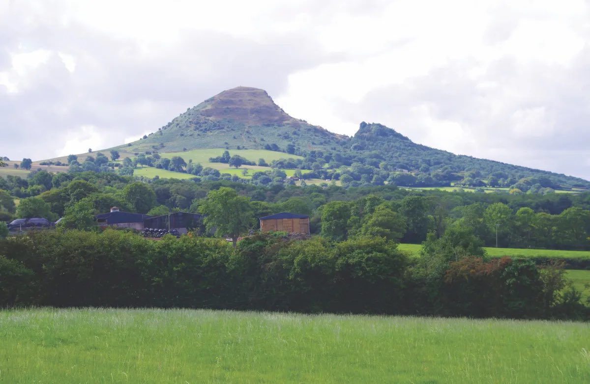 My fave Welsh 🏴󠁧󠁢󠁷󠁬󠁳󠁿 legend about #GoodFriday concerns the Skirrid Fawr in Monmouthshire. How at the exact moment of the crucifixion the whole mountain shook… 👇 grahamloveluckedwards.com/2023/04/07/a-g… #folklore #Legend #GoodFriday2024 @AbergavennyNow @LoveYFenni
