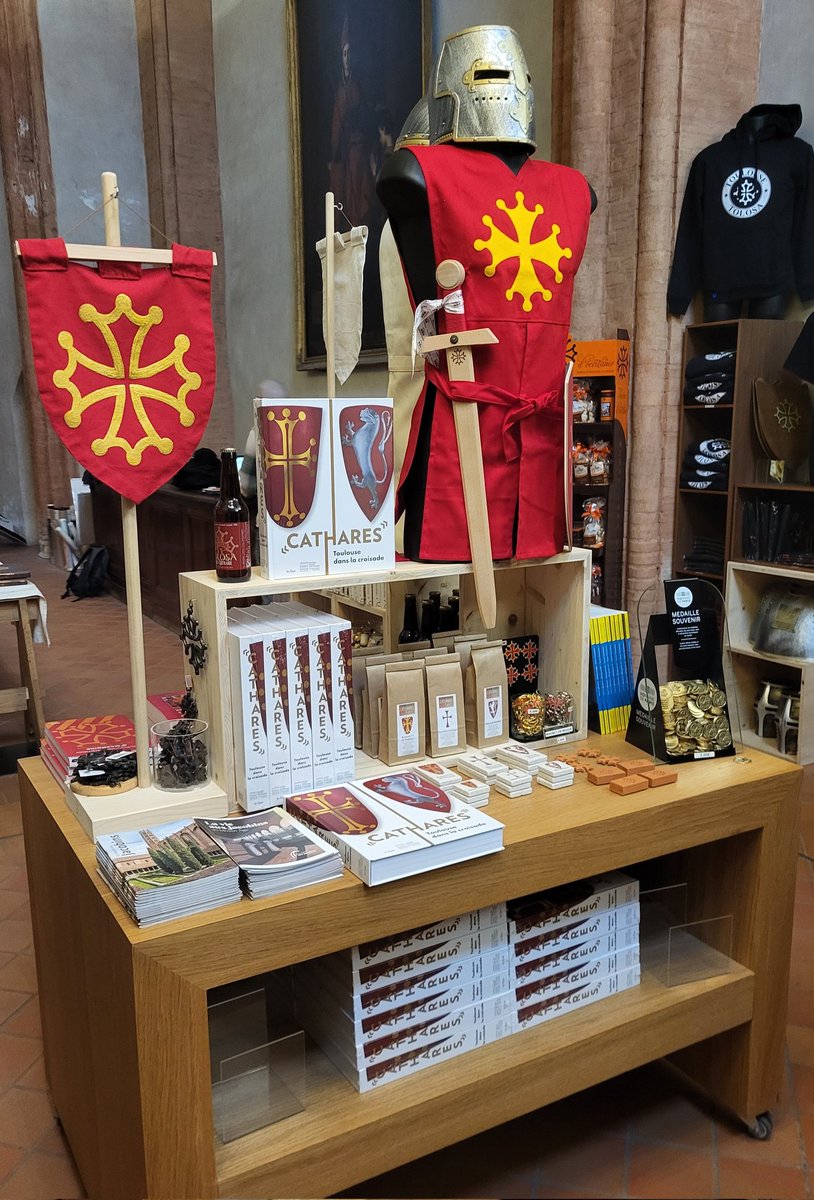 Pour #LesArmoiriesDuVendredi je peux vous dire qu'il y aura de l'#héraldique dans l'#expoCathares 🤩! Rendez-vous vendredi prochain ! Déjà, en avant première : voici une partie de la fantastique boutique du <a href="/CouventJacobins/">Couvent des Jacobins de Toulouse 🌴</a>... ✨️ cc <a href="/nicolasgaliana/">Nicolas Galiana</a> 😉