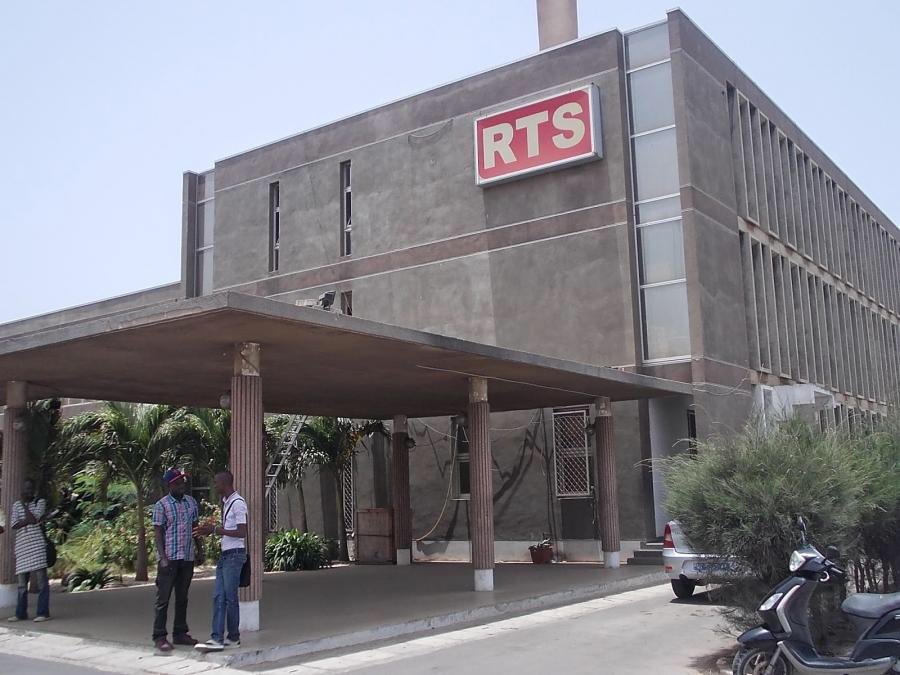laPatrie221's tweet image. Radio Télévision Sénégalaise (RTS), ne tombons pas dans l'émotion car il continue de s'y passer des choses extrêmement graves. 

Ces dernières heures, le directeur général de la RTS a augmenté des salaires. Ainsi, il m'est revenu qu'il a fait passer l'indemnité de responsabilité…