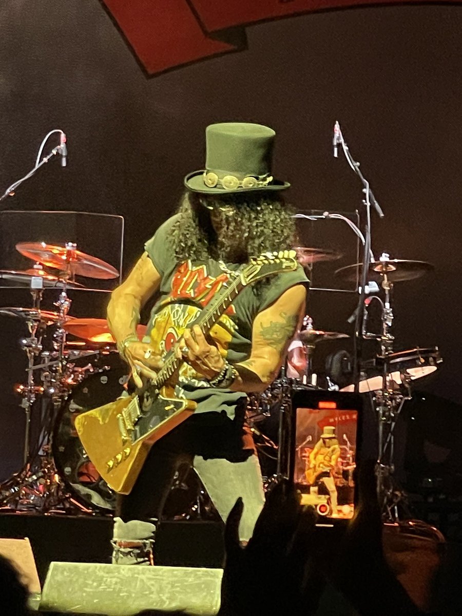 JamesA74039260's tweet photo. Rock Royalty on stage in Dublin last night - @Slash and @WolfVanHalen showing off their sublime “guitarmanshipping”…. @3ArenaDublin .. and rocking frontman @MylesKennedy with his Conspirators. #rockermen #rocketmen (excellent @eltonofficial cover in there too) 🎶 🎩 🎸 🥁 👏 https://t.co/Qkk7dw6M6D