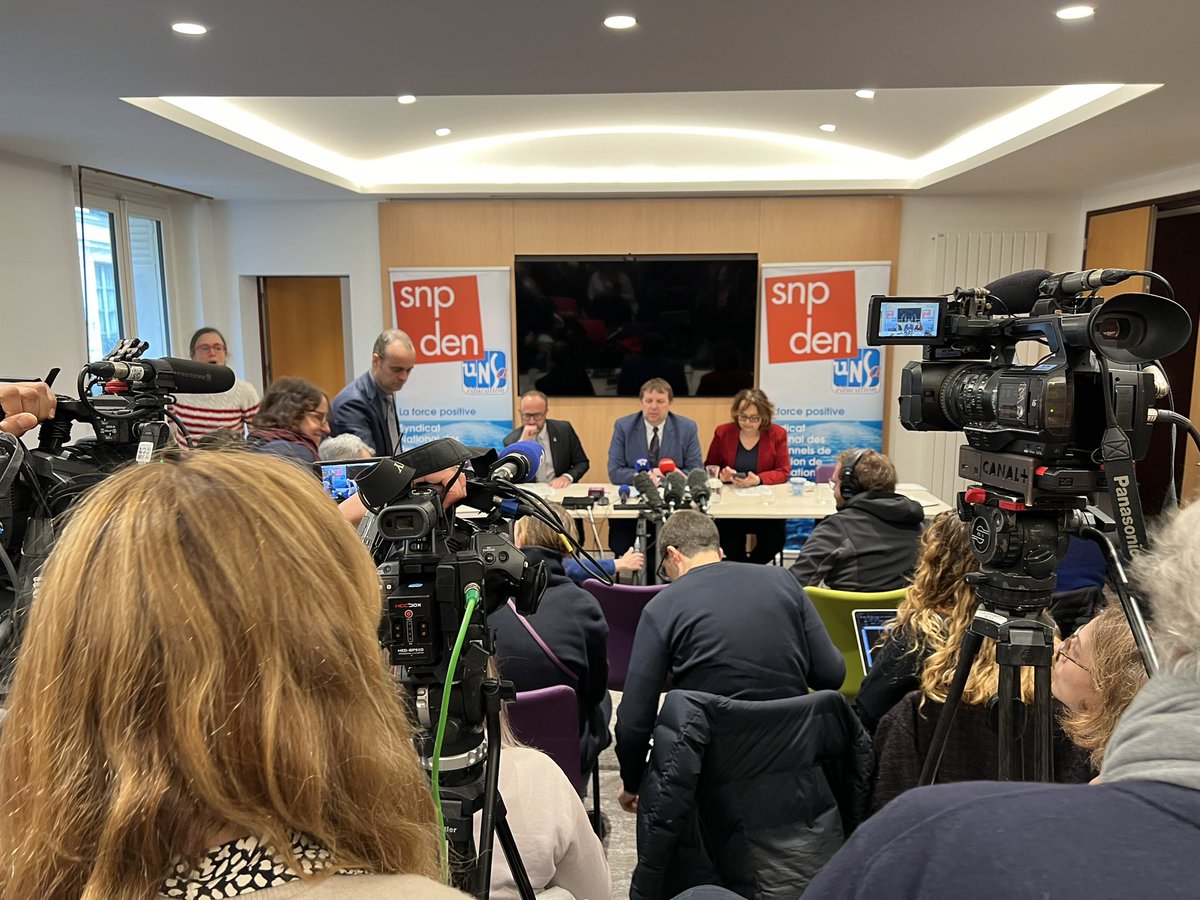 Atteintes à la #laïcite : les #perdirs en 1ère ligne !
Conférence de presse du <a href="/snpden/">SNPDEN-UNSA</a> avec <a href="/BrunoBobkiewicz/">BOBKIEWICZ</a>. 
Place de l’État, soutien aux personnels, appui auprès de nos collègues, formation, gestion des réseaux sociaux… nous revenons sur tous les sujets.