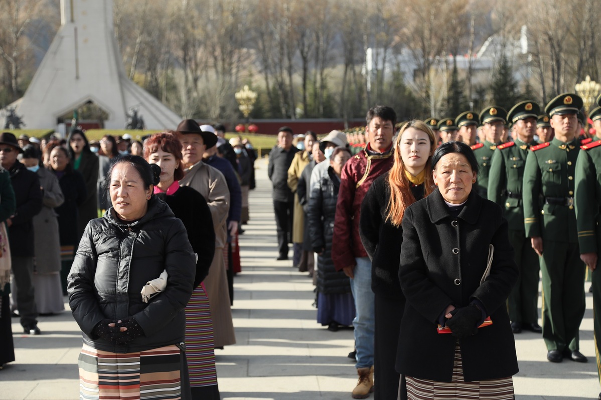 People from all walks of life across the #Xizang autonomous region held activities on Thursday to mark the 65th anniversary of the abolition of feudal serfdom and celebrate the liberation of a million serfs.🙌 #ModernXizang #65YearsOn brnw.ch/21wIkNi