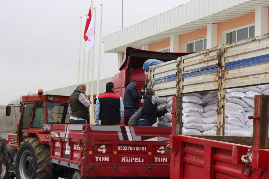 ÜRETİCİLERİMİZİN YANINDA OLMAYA DEVAM EDİYORUZ

Tarıma destek faaliyetlerimiz kapsamında Akkışlalı üreticilerimize hibeli nohut tohumu dağıtımımızı gerçekleştirdik. Akkışlamıza ve Üreticilerimize hayırlı olsun, bereketli olsun.