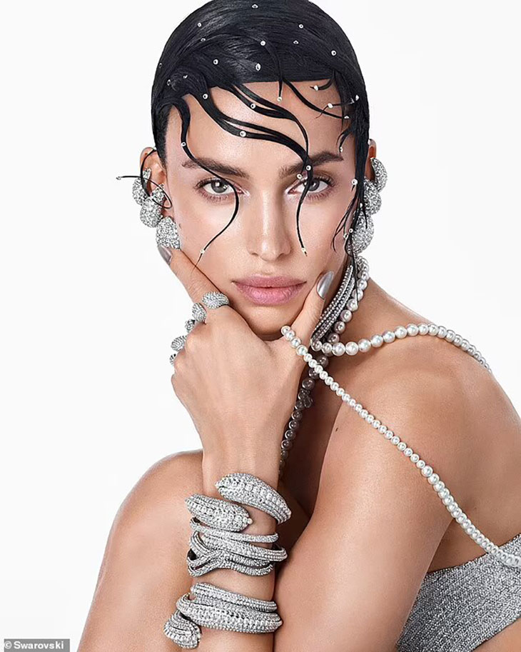 designscene's tweet image. Discover #Swarovski SS24 campaign captured by photographer #StevenMeisel starring #IrinaShayk, #KarlieKloss and more: designscene.net/2024/03/swarov…

Photo Courtesy of Swarovski