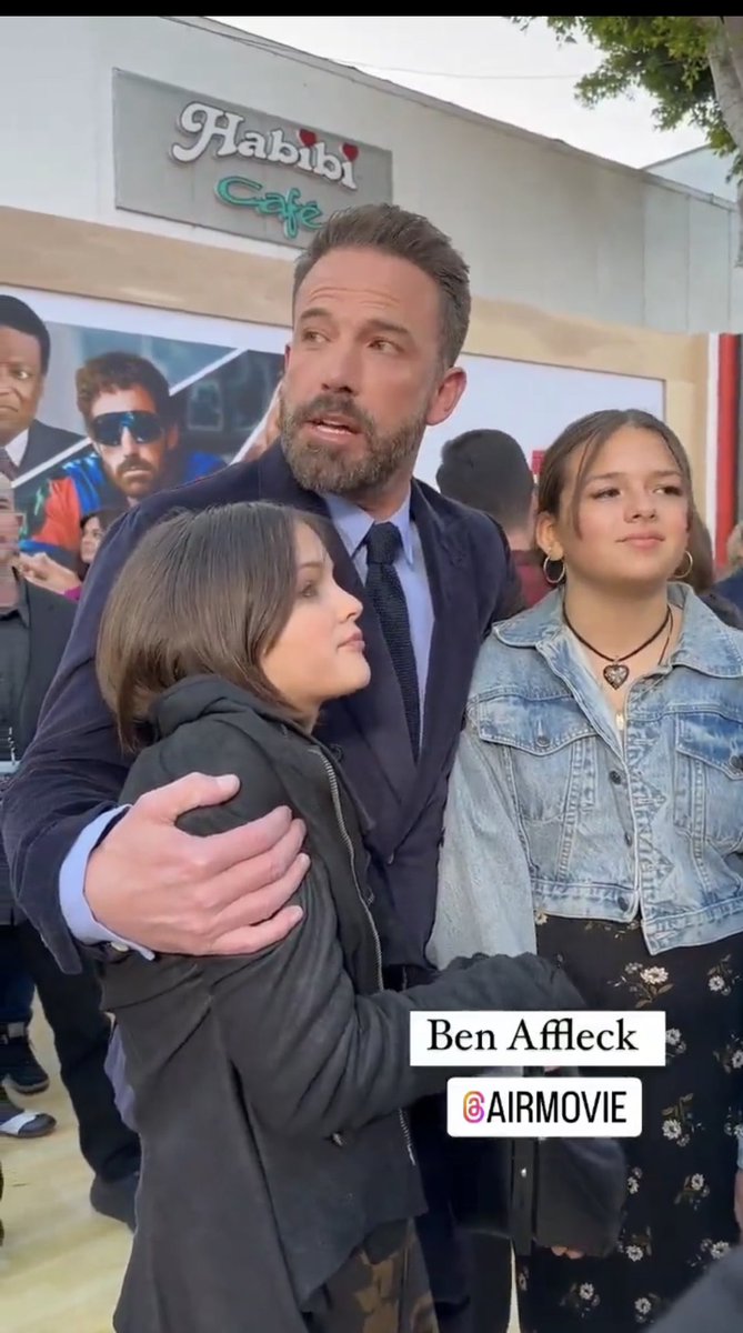 Ben Affleck at the premiere of Air with Matt Damon’s daughters, Gia and Stella (27/March/ 2023)