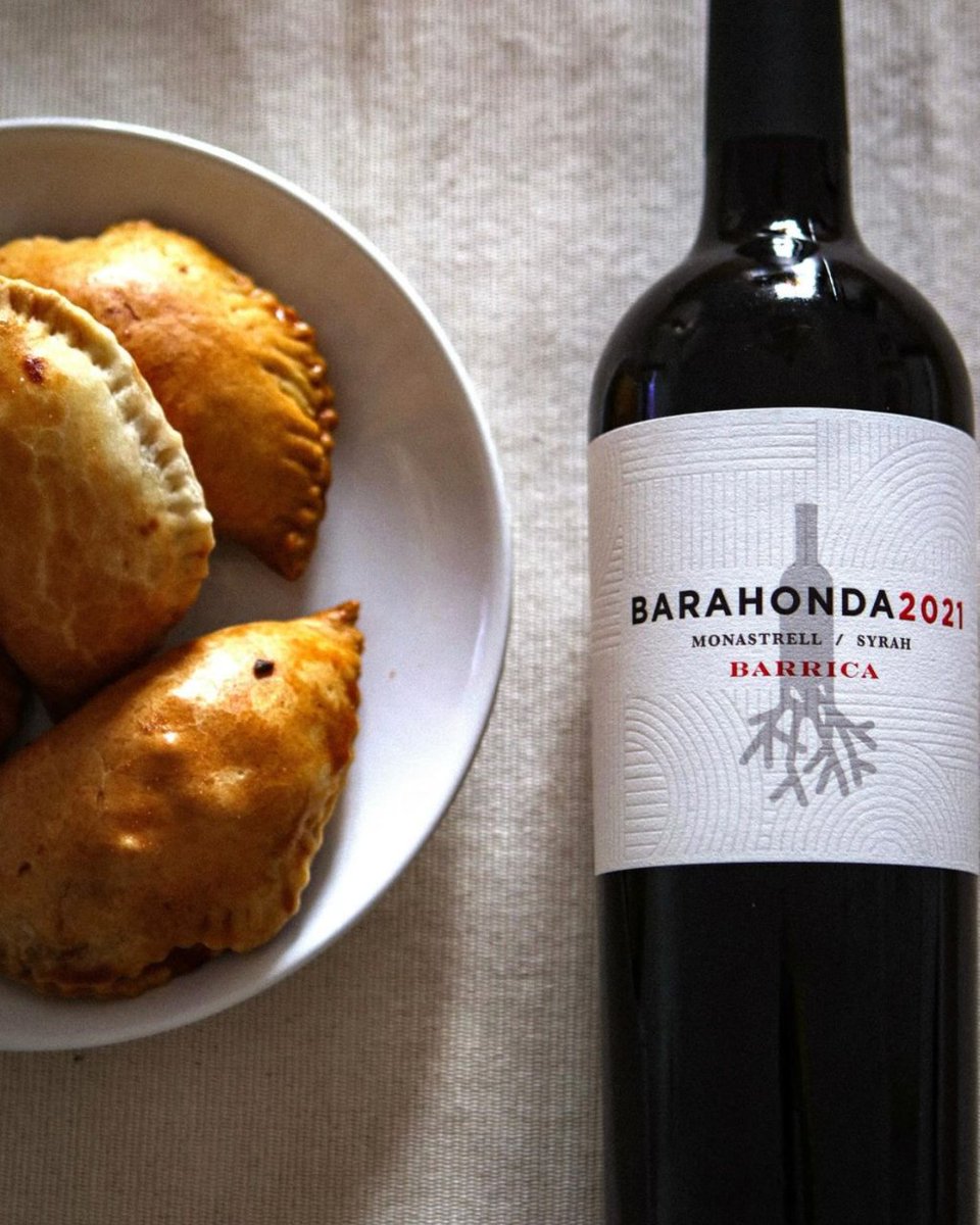 Esta Semana Santa, @BarahondaYecla te propone este menú yeclano: empanadas y Barahonda. ¿Te gusta la idea? #DOPYecla