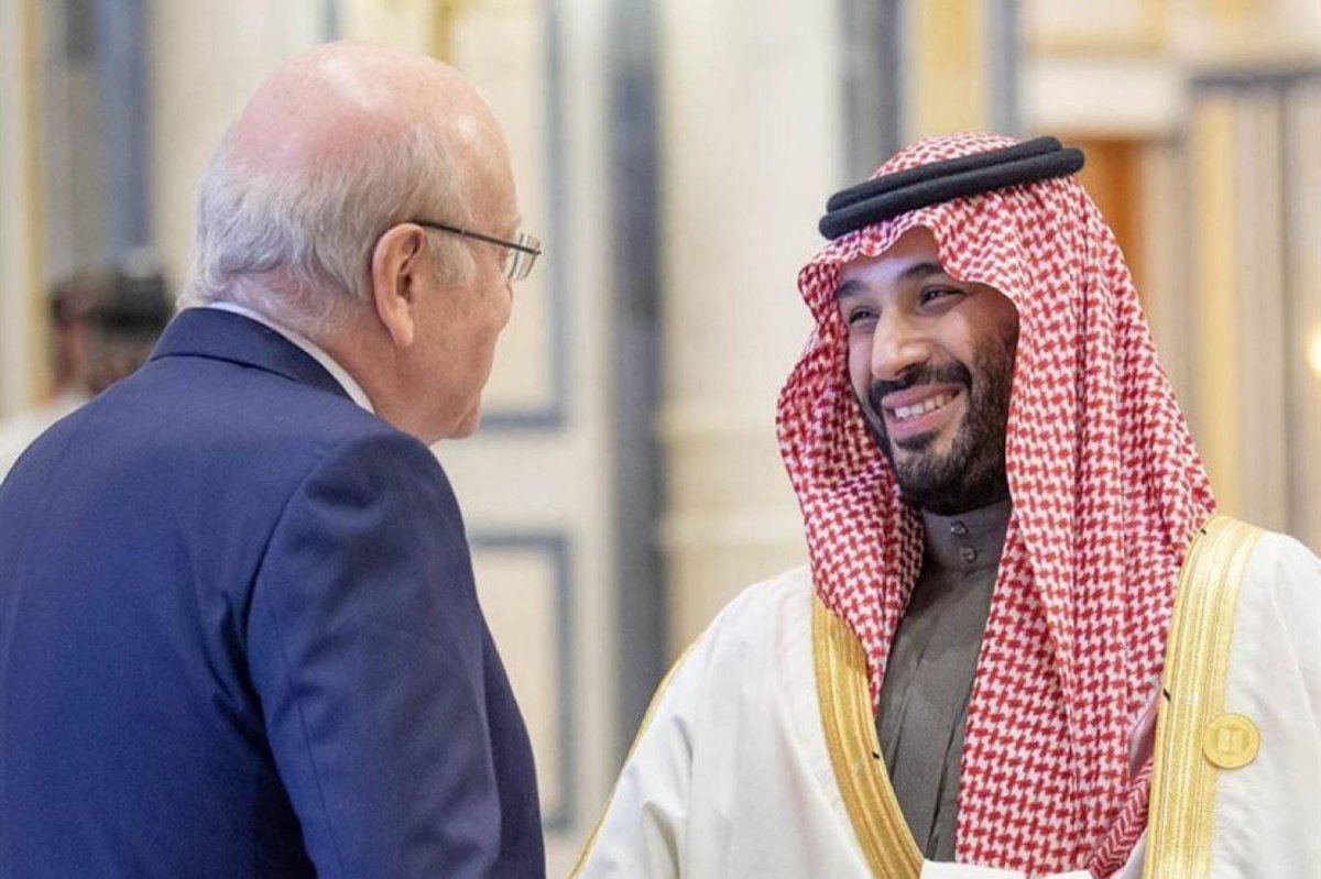 في كتابهما حول الأمير #محمّد_بن_سلمان، يذكر الكاتبان كريستيان شينو وجورج مالبرونو، أنّه حين تمنّى الرئيس #ماكرون على الأمير استقبال رئيس الحكومة #نجيب_ميقاتي، كان ردّه بحزم :' حين يبيع ميقاتي أحد يخوته الراسية في جدّة أقوم بالباقي' في إشارة الى أن على مسؤولي لبنان الفاسدين أن…