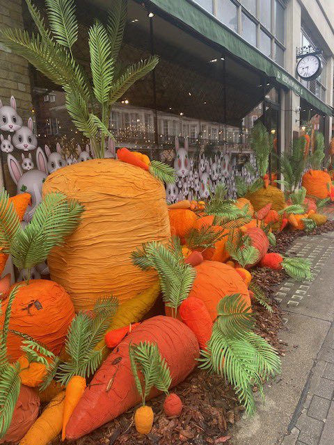9hertfordstreet's tweet image. Such a fun Easter display at Hedonism Wines!

📸 © 9 Hertford Street

#happyeaster #easterinlondon #easterdecorations #eastershopdisplay #hedonismwines #mayfair #london