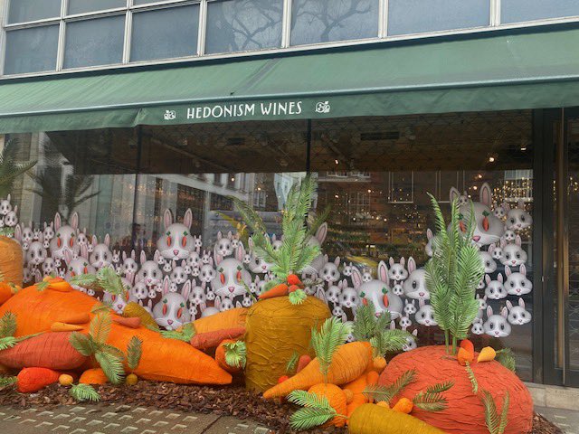 9hertfordstreet's tweet image. Such a fun Easter display at Hedonism Wines!

📸 © 9 Hertford Street

#happyeaster #easterinlondon #easterdecorations #eastershopdisplay #hedonismwines #mayfair #london
