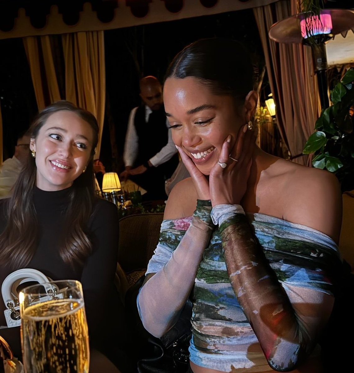 THE WAY ALYCIA LOOKS AT LAURA PLS MY HEART CANNOT HANDLE THIS