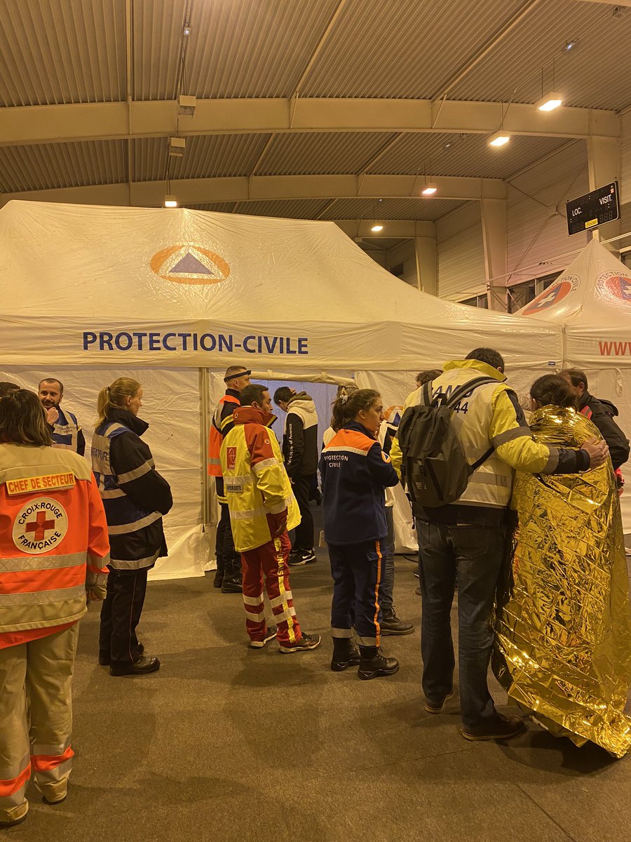 Prefet44's tweet photo. #Exercice | Dans la nuit du mardi 26 au mercredi 27 mars, la préfecture a organisé un exercice de grande ampleur basé sur un scénario simulant un déraillement de train suivi d'un feu dans un engin à moteur à l'intérieur du tunnel de #Chantenay. https://t.co/kDd89tSm9J