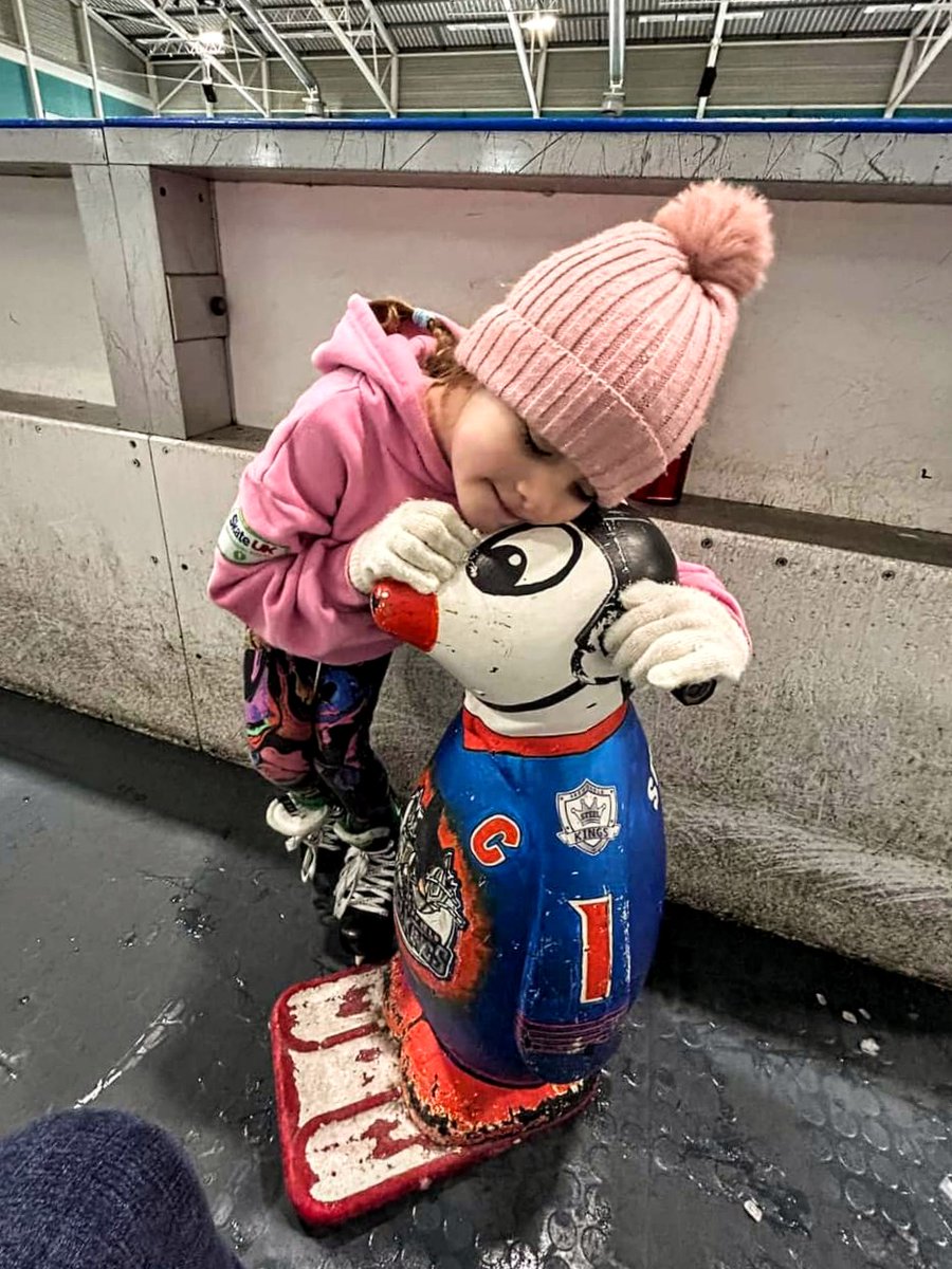 🥰 How cute is this 🥰 Little Phoebe went skating recently, and mum Abi caught this brilliant photo of her and Stingu ❤️ 🐧 ⛸️ 😍 #HailToTheKings 👑 #SheffieldSteelkings #ParaIceHockey #HockeyIsForEveryone