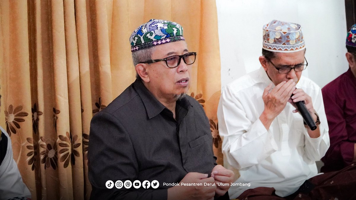 darululum_id's tweet photo. Acara haul Kiyai Haji Muhammad Romly Tamim berlangung khidmat. Tepat pada tanggal 17 Romadhon 1445H yang jatuh pada hari ini Rabu 27 Maret 2024. Bertempat di pendopo lama asrama Ar Rommel. https://t.co/CIA0zKH42F