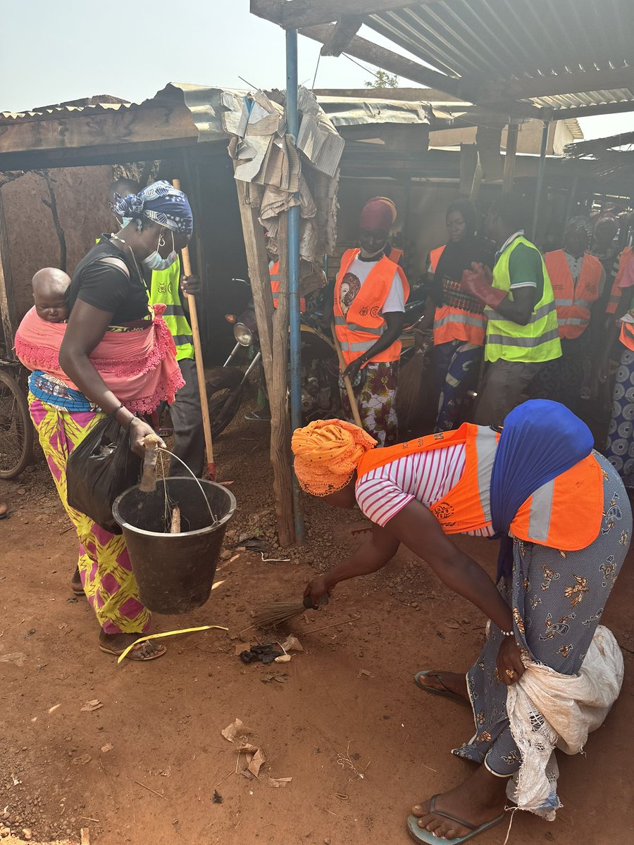 To protect the environment it is essential to be active participants of #ZeroWasteDay , our CashforWork activities included waste management in key public areas such as the market of Gourcy. #stabilization #ThrivingSahel #LeaveNoOneBehind