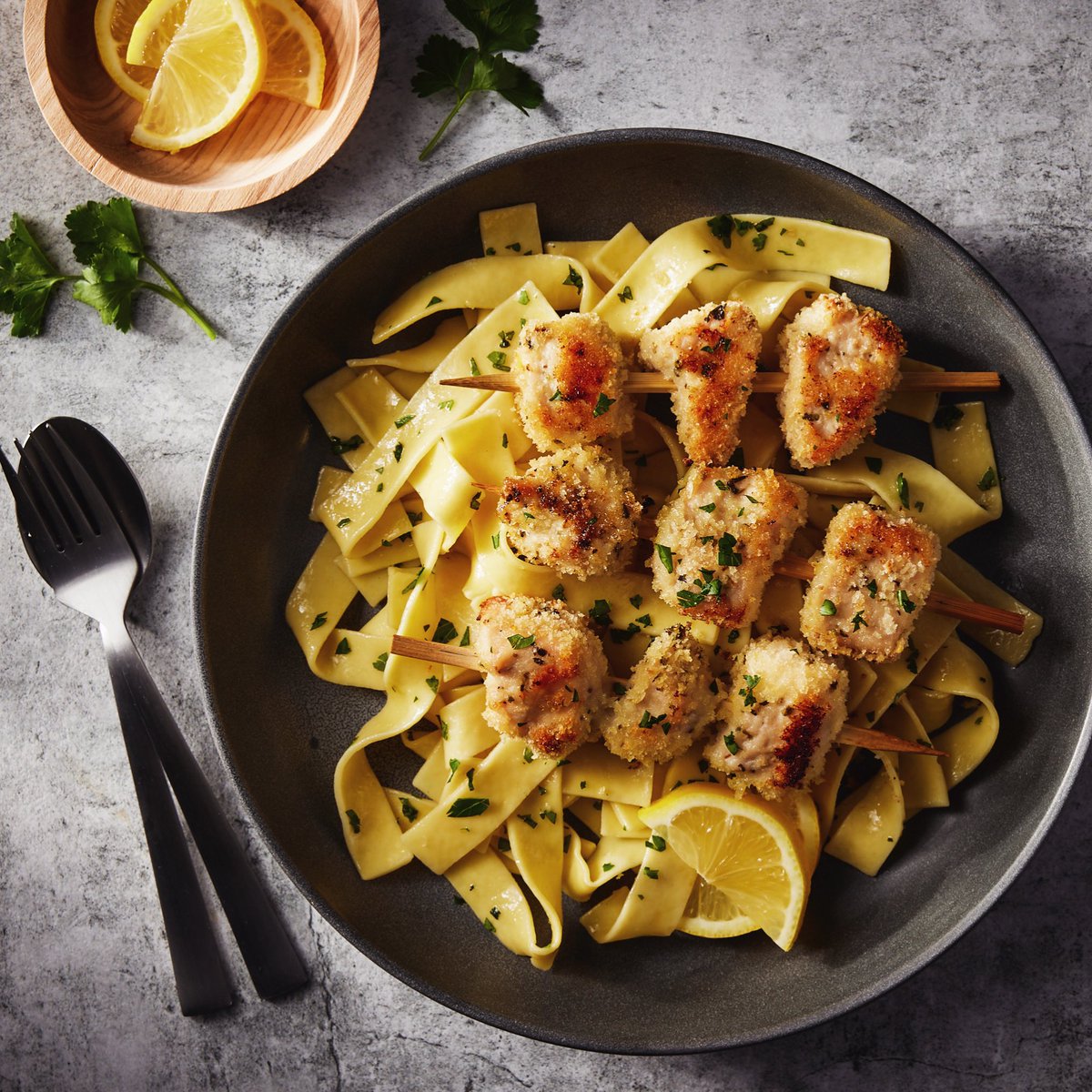artfulgourmet's tweet photo. Homemade Panko Crusted #Chicken Spiedies over herb buttered egg noodles with a splash of fresh lemon 🍜 🍗🍋🧈🌱 #yum
#foodstyling and #propstyling by me for H-E-B #recipes https://t.co/FBwKbPYYh4