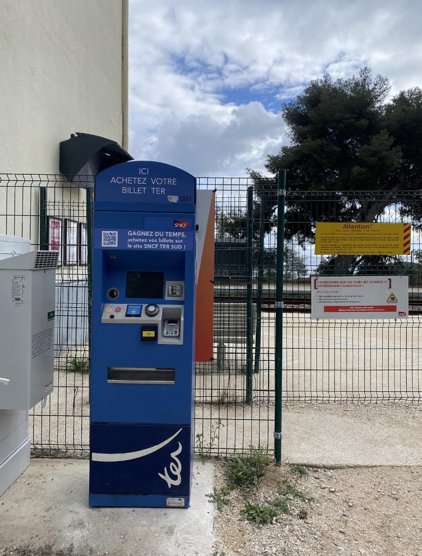 Bonne nouvelle 🚄
Nous sommes heureux de vous annoncer l'installation d'un tout nouveau Distributeur automatique de Billets Régionaux en gare de Niolon. 
🎟️Profitez de cette nouveauté dès aujourd'hui. @TERSUD_SNCF 
#Calanque #Niolon #SNCF