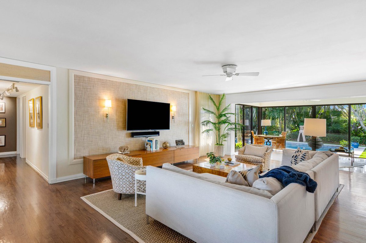 ymadan's tweet image. This 4-bedroom, 3-bath, garage residence blends eclectic design with contemporary elegance, super close proximity to the beach and, art events Offered at $1,875,000
lnkd.in/ed3qJWia
Contact me for details and a private tour (561)308-8009
Yary.madan@gmail.com