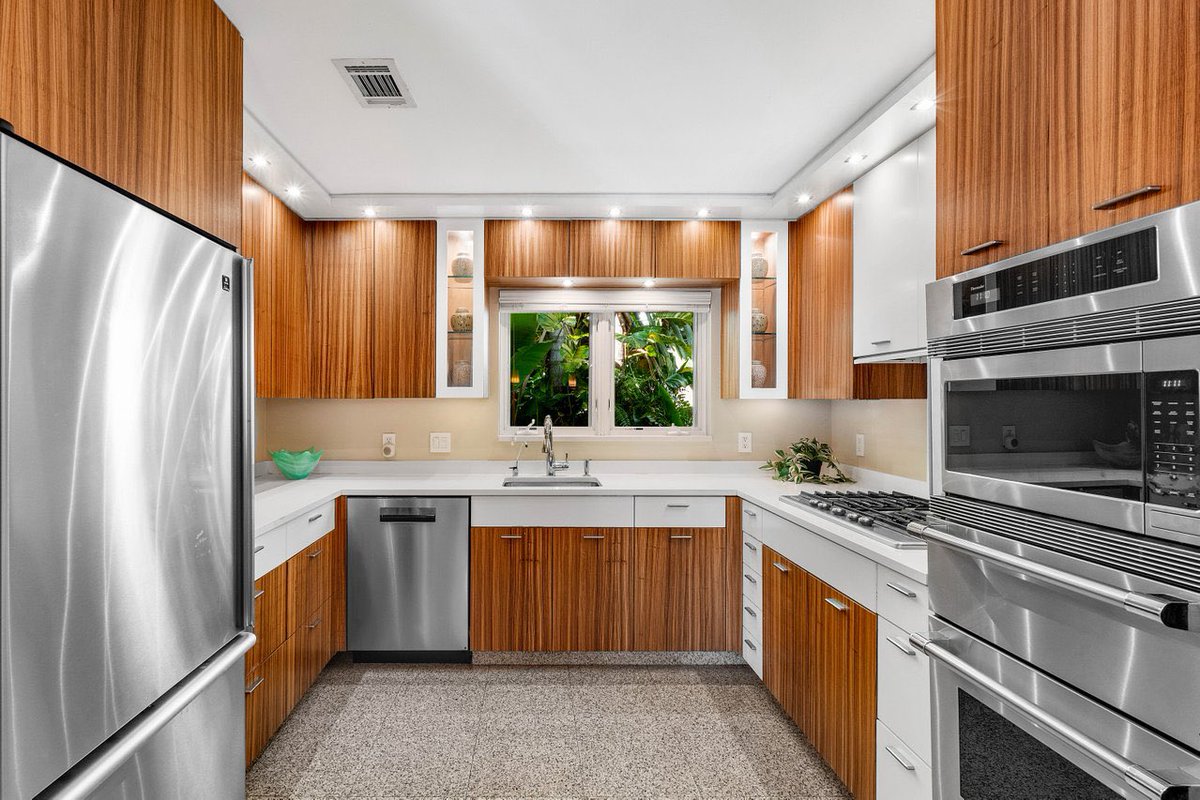 ymadan's tweet image. This 4-bedroom, 3-bath, garage residence blends eclectic design with contemporary elegance, super close proximity to the beach and, art events Offered at $1,875,000
lnkd.in/ed3qJWia
Contact me for details and a private tour (561)308-8009
Yary.madan@gmail.com