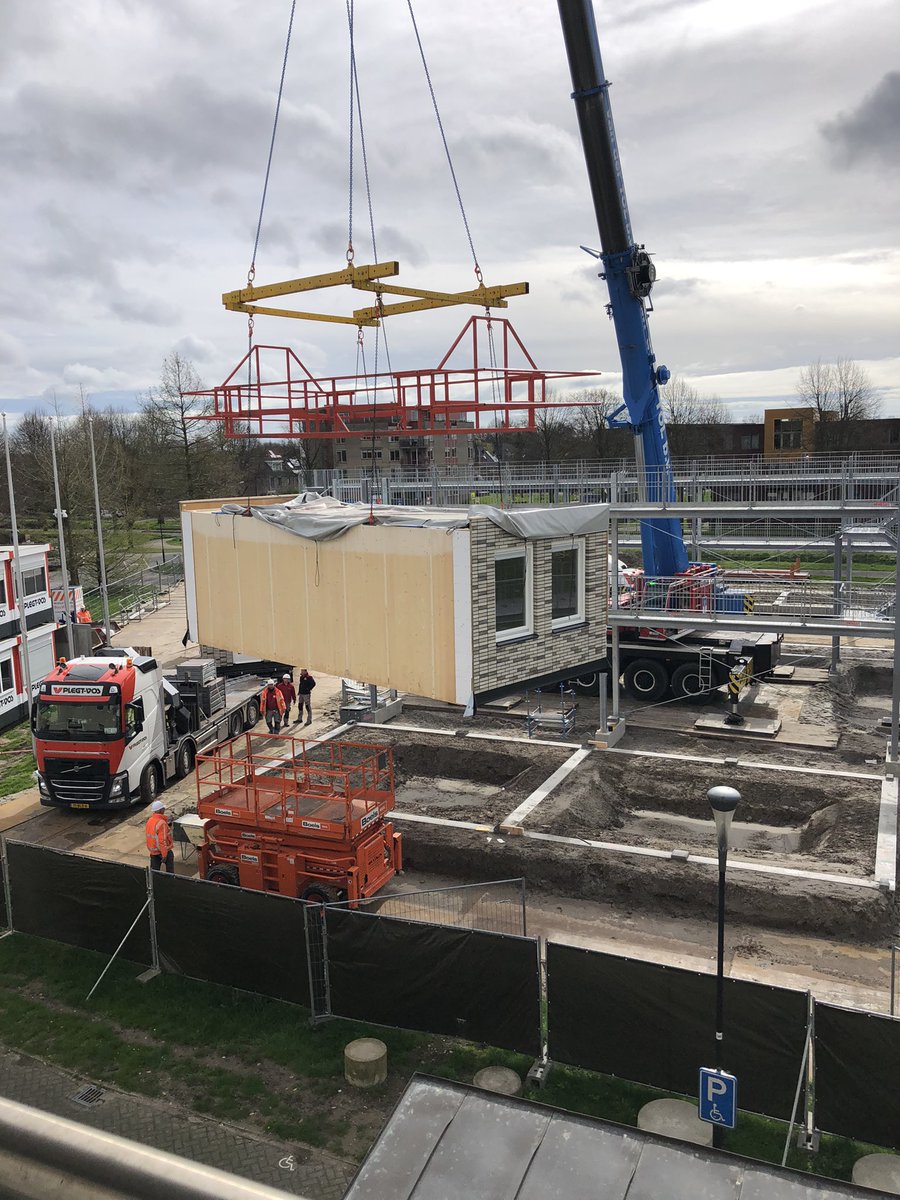 Ben je aan het vergaderen, komt er een huis langs “gevlogen“! Het zijn de eerste flexwoningen voor het gemeentehuis 👍🏽🏠
