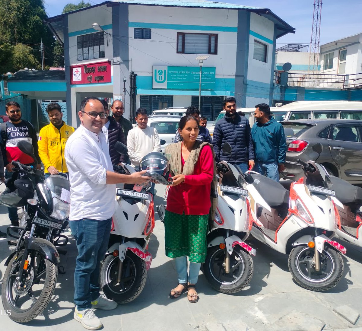 REAPPauri's tweet photo. Today, the #two_wheelers received for the #block_staff under the project were #distributed to the staff by the #District_Project_Manager, UGVS-REAP, Pauri Garhwal. https://t.co/UofEynqcSp
