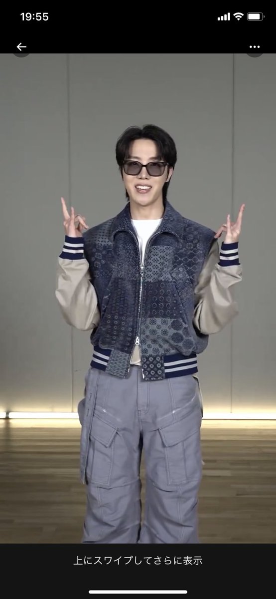 KaorisHope's tweet photo. 私の好きな人
かっこよ

すき

センター分けで
サングラスのホビ
すき

胸がいっぱい

#JHOPE_HOPE_ON_THE_STREET 
#JHOPE https://t.co/o2kPrRW5jE