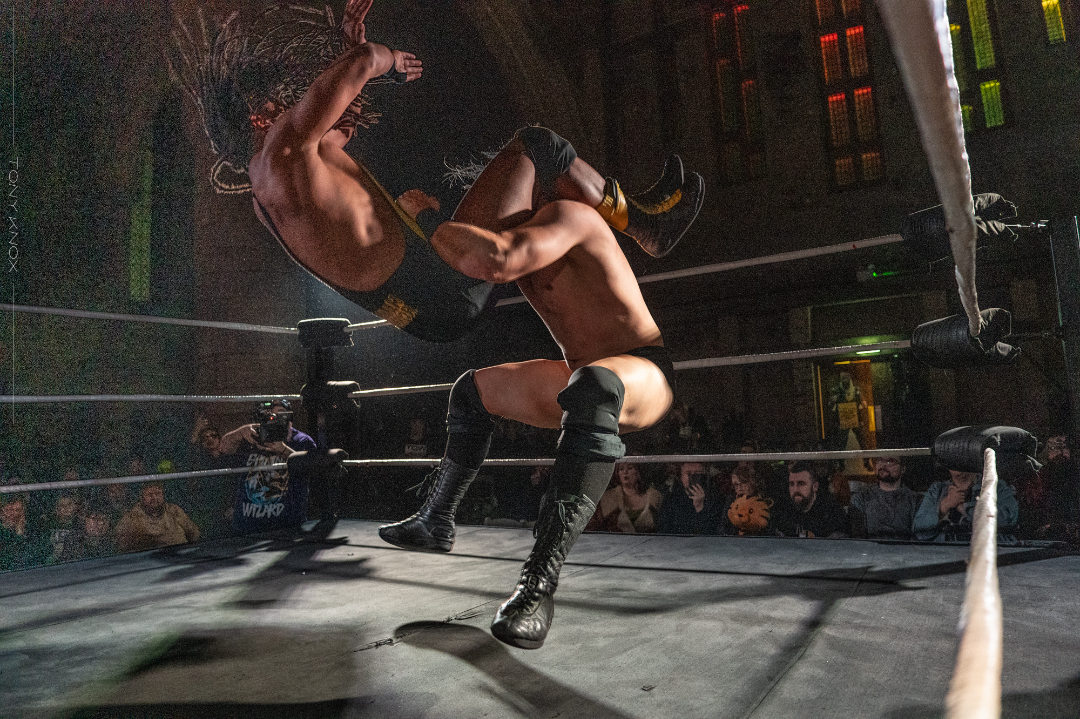 We lost count how many times former champ and current Gladiators finalist, @WesleyNsereko got slammed into the ground during the edge-of-your-seat match against @BradyPhillipsUK the other week. #wrestling #britwres #whatsonyork