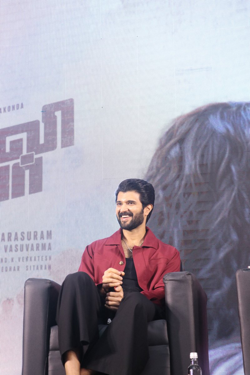 igtelugu's tweet image. Candid clicks from #FamilyStar Press Meet.

#VijayDeverakonda #FamilyStarTrailer #FamilyStarOnApril5th #indiaglitztelugu