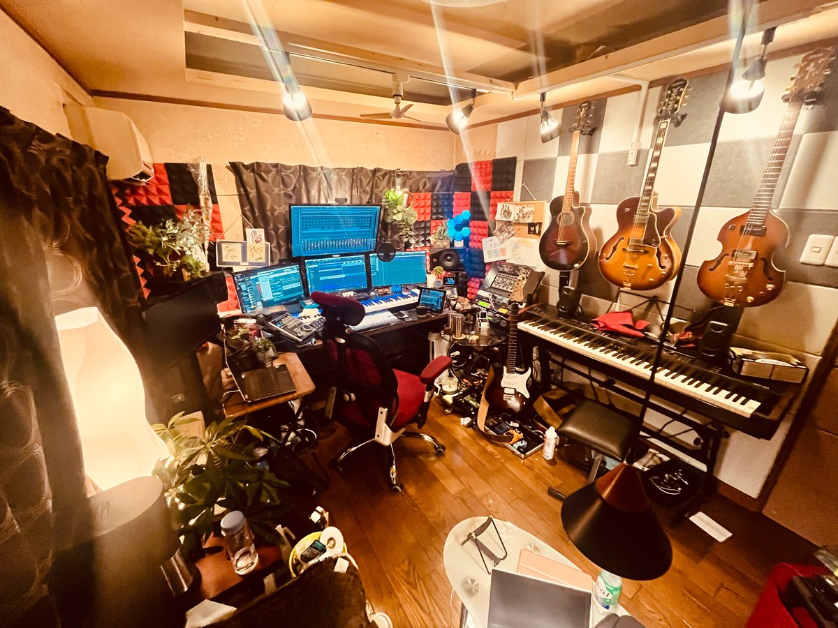yonogi_g5's tweet photo. 2024年3月時点でのデスク環境。
主に変わったのは左手デバイス周りぐらいであとはiPadでRMEのTotalMixを表示させて右手で操作できるようにしたぐらいかな？？あ、ハード音源としてSC88VLを導入しました。あとはサーバールームのAudioGridderサーバー周り。

竿の本数は増えておりません。 https://t.co/GUpUGXvTbI