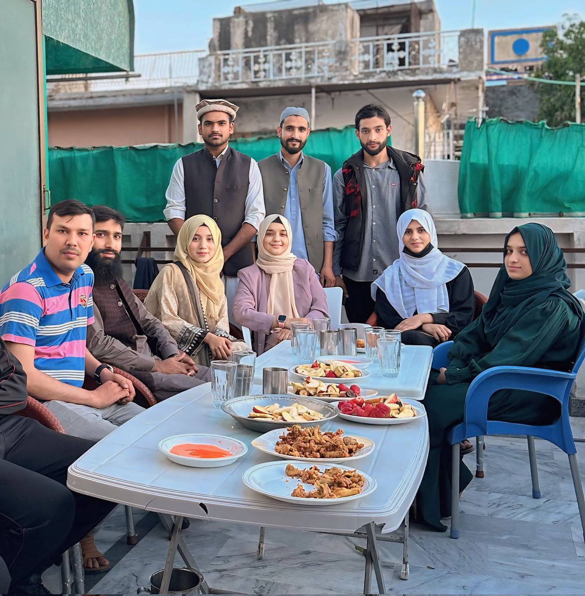 Adnan Riaz, English Works alumnus & his team from Taleem o Tarbiyat hosted a special Iftar at Najjat Old Age Home. Sharing meals & laughter, they showed us beauty of interfaith harmony as Adnan represents Christian faith. #Ramadan #compassion More:puan.pk/a-touching-ift…