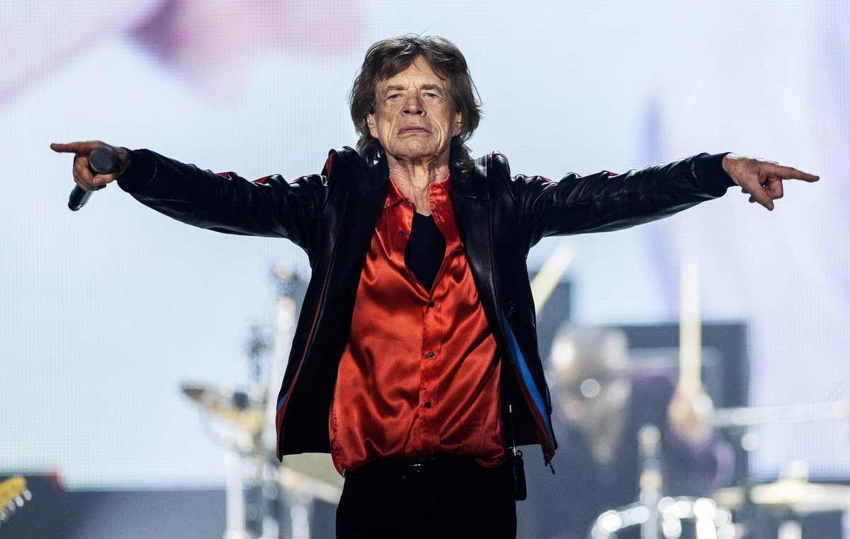 Watch Mick Jagger dance to 'Moves Like Jagger' at a bar buff.ly/3VDTt1C #MickJagger