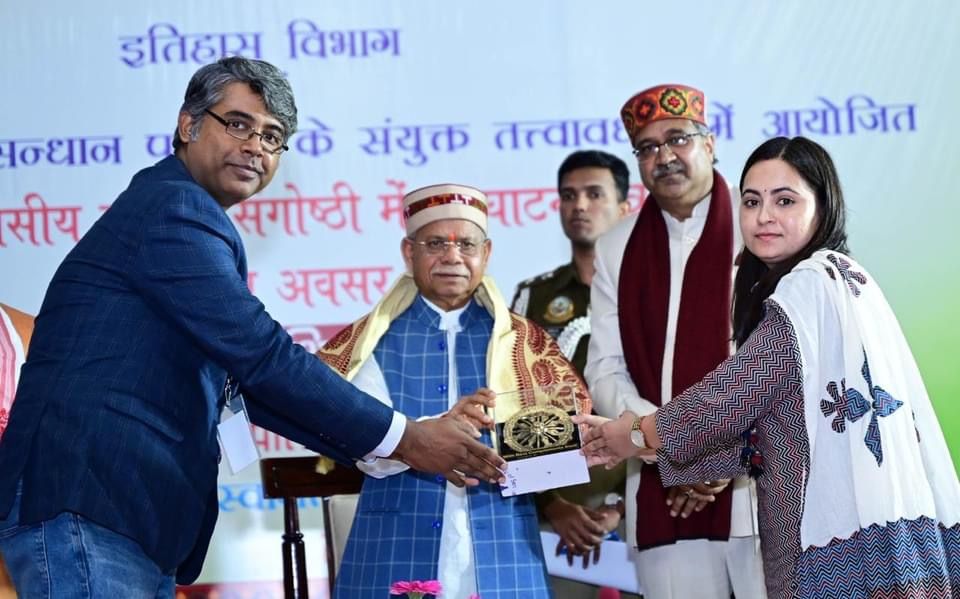 Odisha Contingent presenting Konark Chakra to Hon. Governor HP @EduMinOfIndia @CU_Himachal #Himachal #Odisha #IISERBerhampur