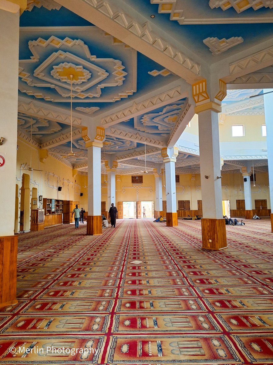 Série de photos du #PaysDogon.

L'intérieur de la mosquée 🕌 construite par Seydou Nantoumé à #Bandiagara.

Jumma mubarak 🤲

📍Bandiagara 
📸: Merlin