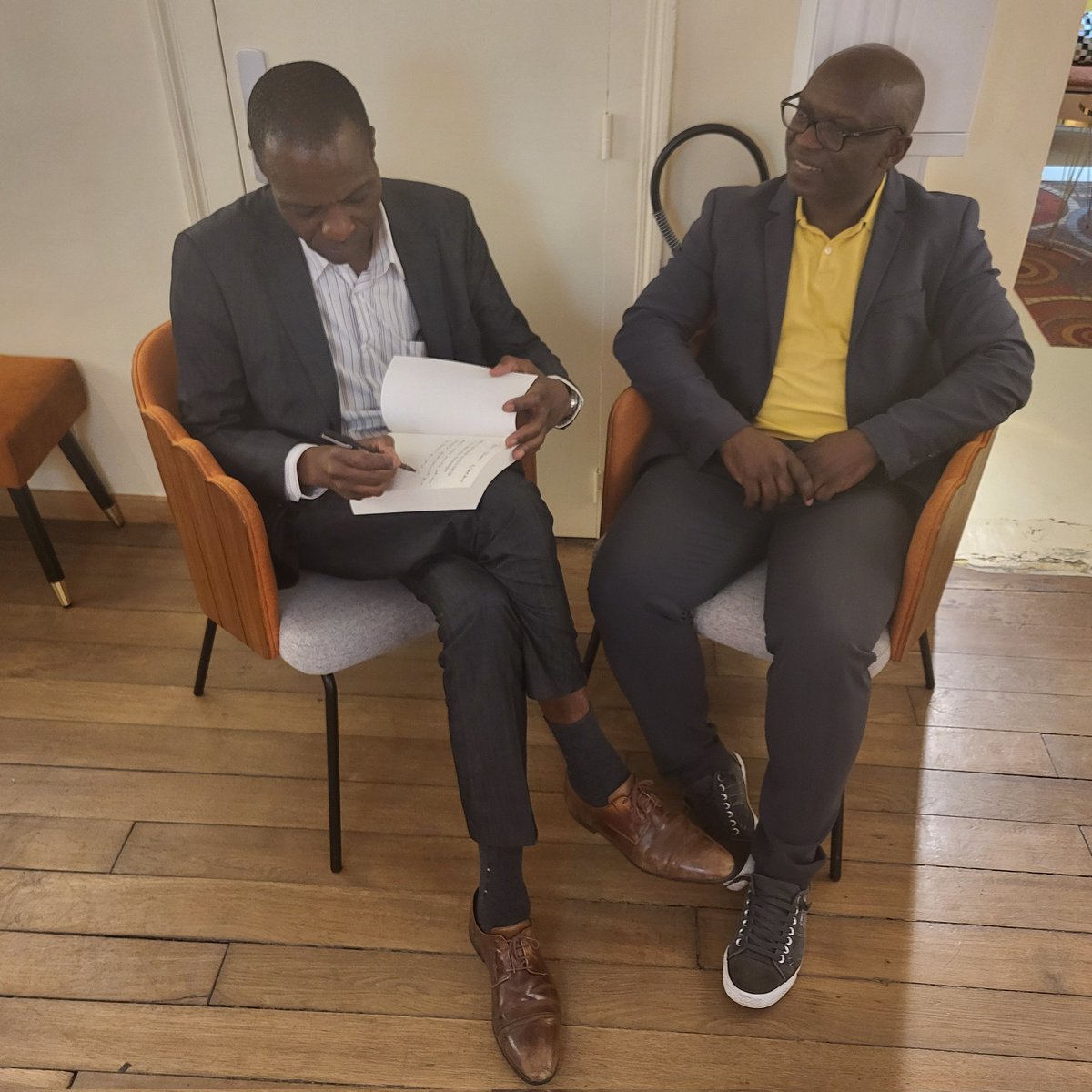 tehamwakam's tweet photo. C'est à la fin de l'année 2022 que Yoporeka Somet me parle pour la première fois du travail qu'il faisait sur l'oeuvre de Cheikh Anta Diop. Dès lors, je me suis tout de suite manifesté pour la publication du livre.

Au début de l'année 2023 il me dit avoir suffisamment avancé pour que le travail éditorial demarre et m'envoi la première version du texte pendant l'été. C'est donc pendant l'été 2023 que je m'y met avec l'objectif de la disponibilité du livre pour décembre, mois de la célébration du centenaire de la naissance de Cheikh Anta Diop. 

En général pour ce type de livre, essai monographique, il nous faut plus d'un an de travail éditorial, car j'avais déjà publié sa thèse en 2018 : le temps de lire les références bibliographiques, vérifier les citations et les ouvrages cités et dans ce cas plus de 180 livres et articles pour 9 grands chapitres et 500 notes de bas de pages.

C'est dire que nous avons fait ce qu'il y avait à faire en six mois au lieu de plus d'un an. Cela a pu se faire avec la l'aide de plusieurs personnes qui ont su se rendre disponible pour mener à terme chaque étape du projet dans les délais prévus. Je pense notamment à l'auteur qui a régulièrement répondu à nos multiples questions et besoin de précisions, à la correctrice et aux graphistes qui s'y sont investis avec patience.

Hier nous avons saisi l'occasion d'un bref passage de Yoporeka Somet à Paris pour célébrer ce septième livre que nous publions ensemble. J'ai pour ma part reçu mon exemplaire dédicacé lors de ce dîner qui rassemblait des amis, des proches et quelques lecteurs réguliers de l'auteur.

En savoir plus sur le livre - https://t.co/eQ18t9Gh0I